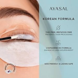 Närbild på ett öga där en lashlift-produkt appliceras, med text om koreansk formula.